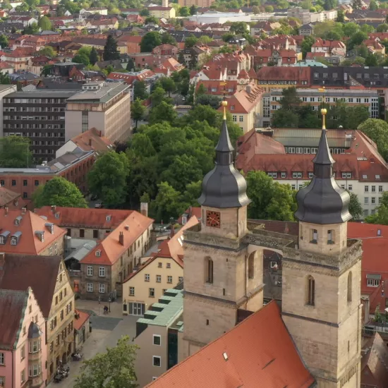 Gemeinde mit Kirche von oben