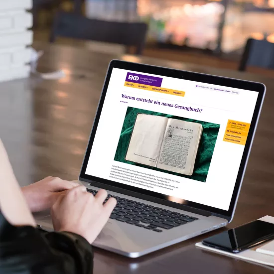 Ein Laptop mit der Seite der evangelischen Kirche Deutschland